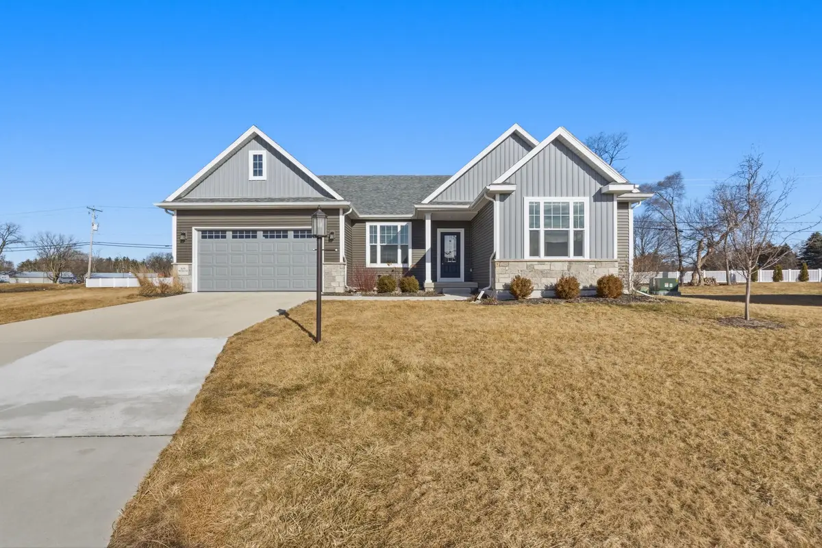 N55W20134 Magnolia Ln, Menomonee Falls, WI 53051 - #1