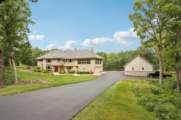 N1W31286 Hickory Hollow Ct, Delafield, WI 53018
