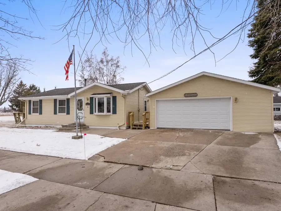 1604 Holly Dr, Manitowoc, WI 54220 - #3