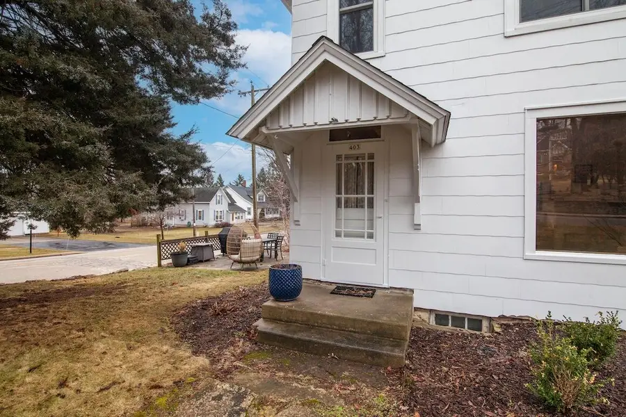 403 W Capitol Dr, Hartland, WI 53029 - #2