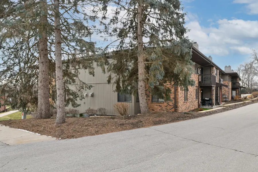 384 Park Hill Dr, Pewaukee, WI 53072 - #2