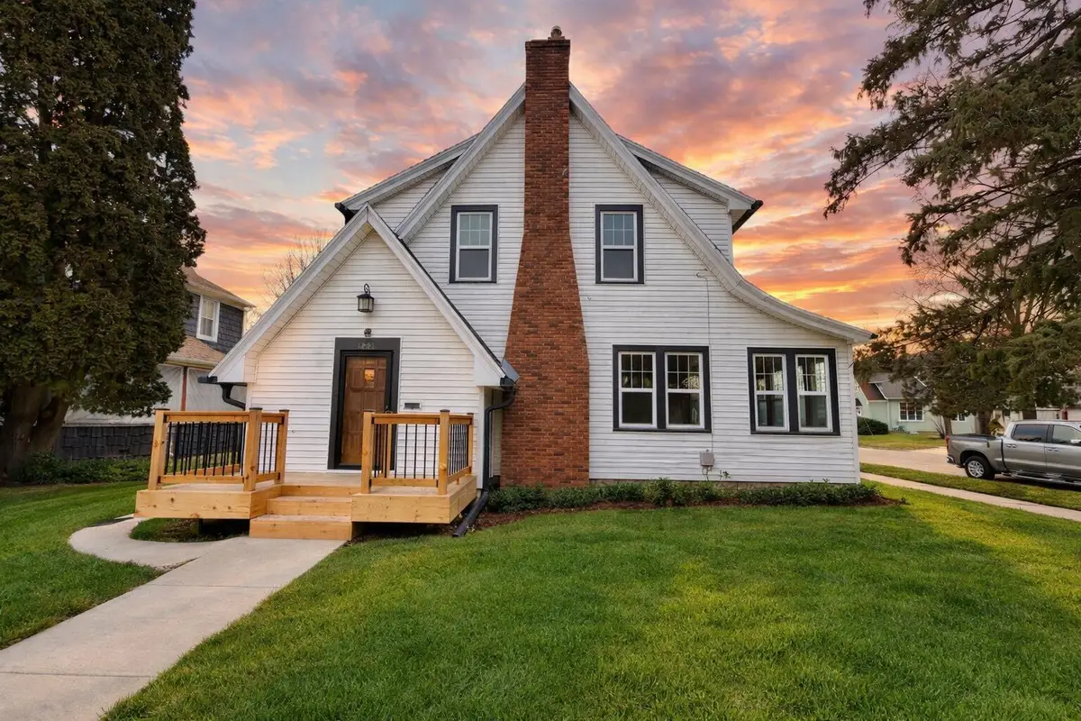 1221 Grace St, Janesville, WI 53545 - #1