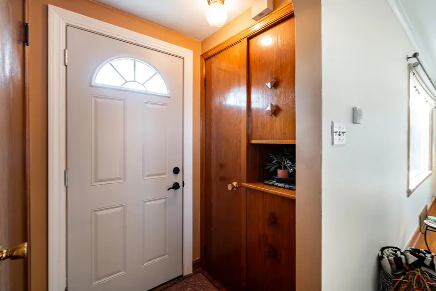 160 E Gauer Cir, Milwaukee, WI 53207 - #3