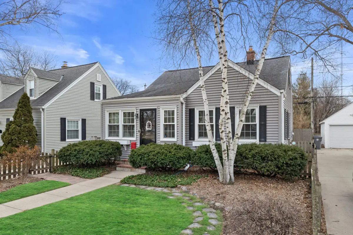 621 E Hampton Rd, Whitefish Bay, WI 53217 - #1