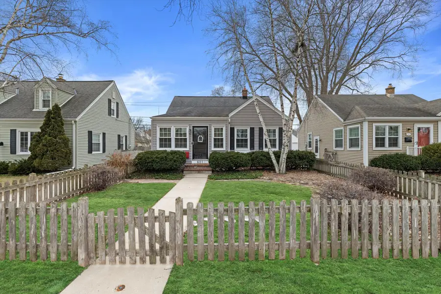 621 E Hampton Rd, Whitefish Bay, WI 53217 - #2