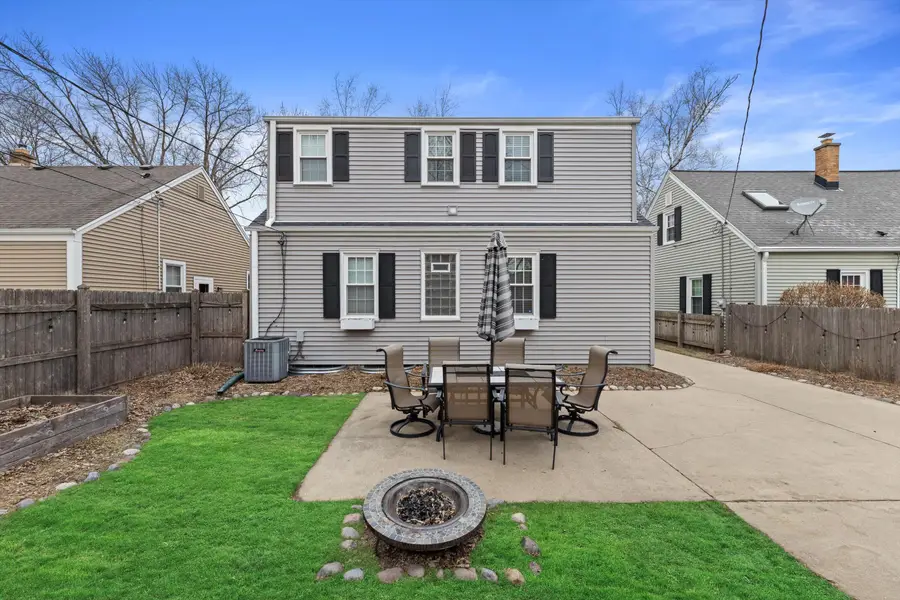 621 E Hampton Rd, Whitefish Bay, WI 53217 - #3