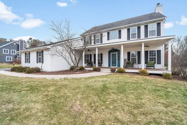 N56W33191 Ivy Ln, Merton, WI 53058