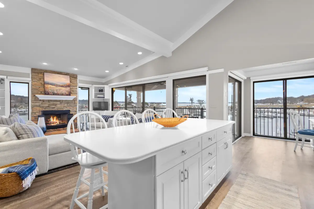 12 Abbey Villa Cir, Fontana, WI 53125 - #1