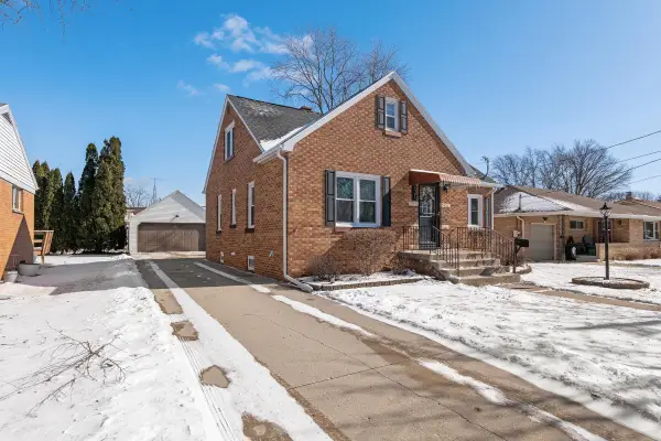 631 S 32nd St, Manitowoc, WI 54220