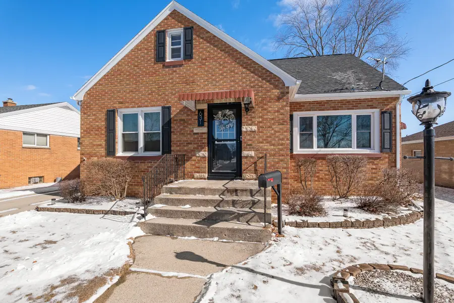 631 S 32nd St, Manitowoc, WI 54220 - #2