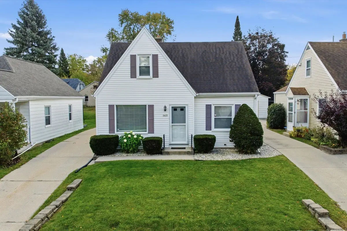 7637 Eagle St, Wauwatosa, WI 53213 - #1