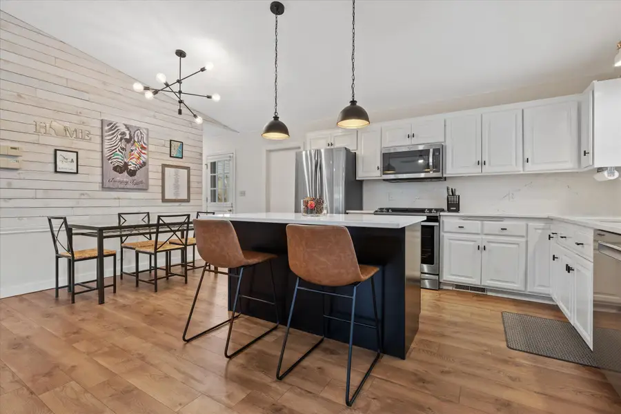 8109 S Forest Meadows Dr, Franklin, WI 53132 - #3