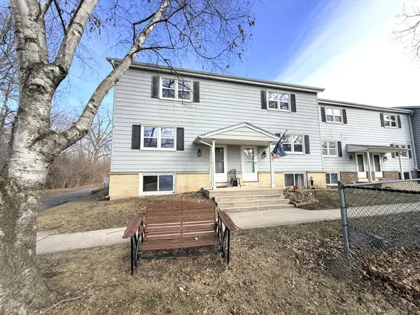 234 Wolf Dr, Dousman, WI 53118