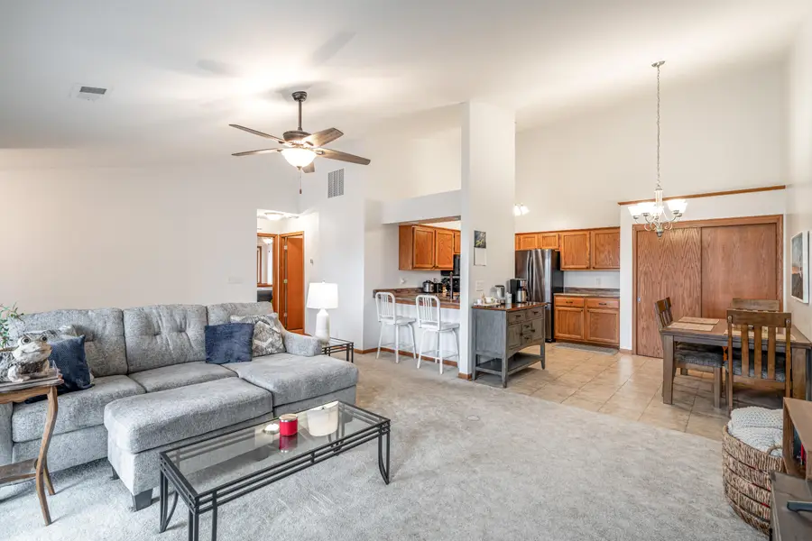 1043 Quinlan Dr, Pewaukee, WI 53072 - #2