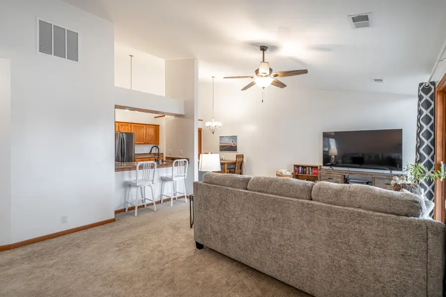 1043 Quinlan Dr, Pewaukee, WI 53072 - #3