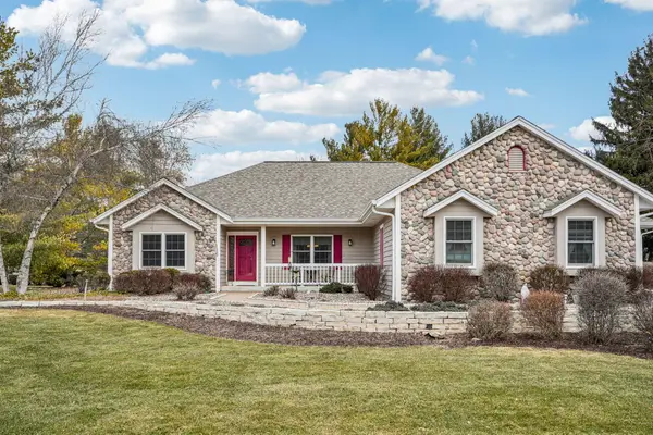 N32W22121 Hill N Dale Cir, Pewaukee, WI 53072