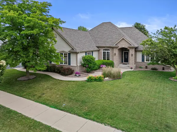 1855 River Lakes Rd S, Oconomowoc, WI 53066