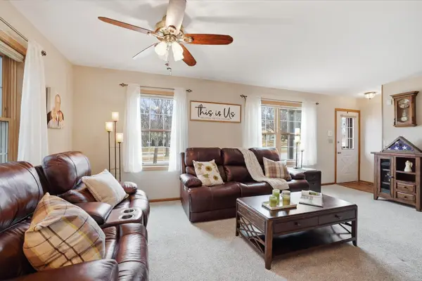 581 Hartridge Dr, Hartland, WI 53029