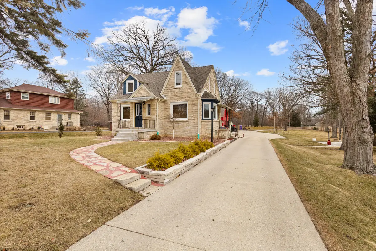 5422 S 43rd St, Greenfield, WI 53220 - #1