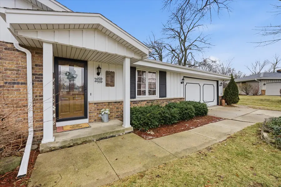 2535 S Brookside Ct, New Berlin, WI 53151 - #3