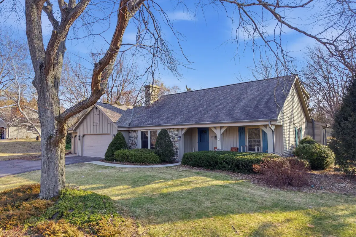 7453 Devonshire Dr, Cedarburg, WI 53012 - #1