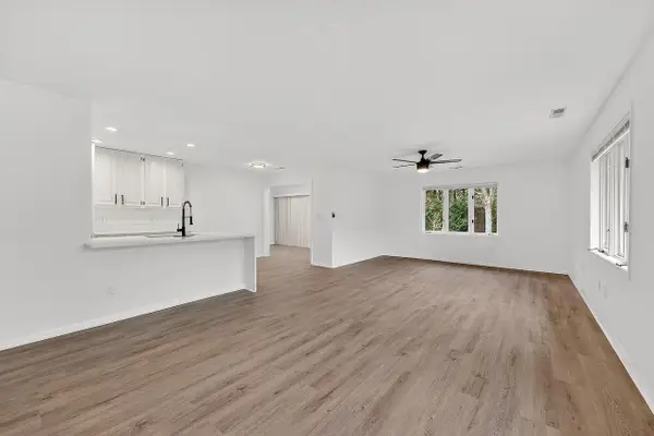 7419 Mequon Square Dr, Mequon, WI 53092