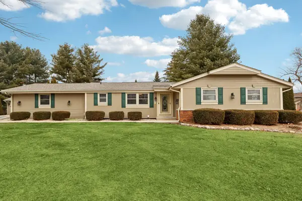 712 Lake Bluff Dr, Oconomowoc, WI 53066