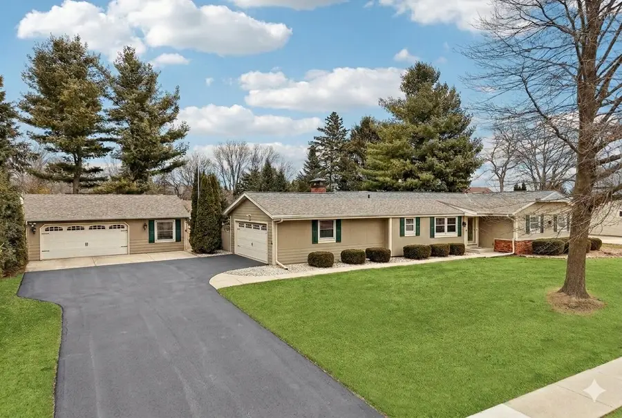 712 Lake Bluff Dr, Oconomowoc, WI 53066 - #2