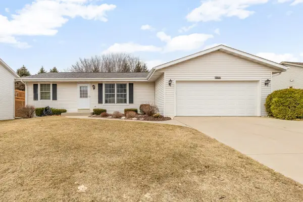 1514 Walsh Acres Dr, West Bend, WI 53095