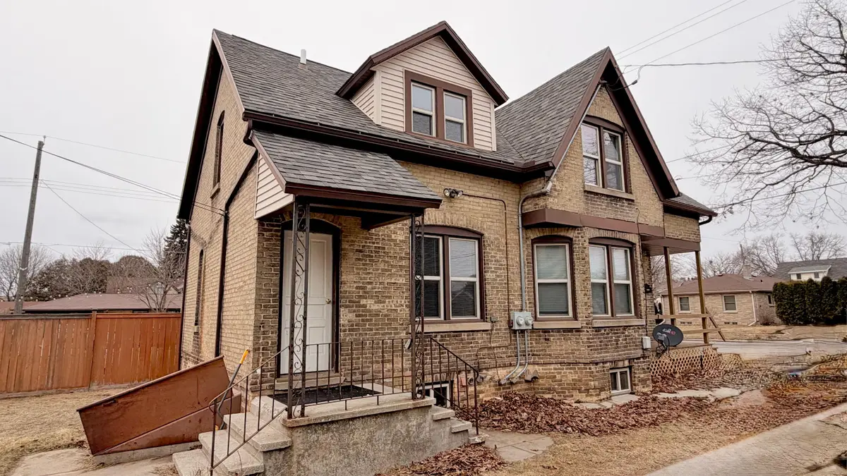 2011 Madison St, Manitowoc, WI 54220 - #1