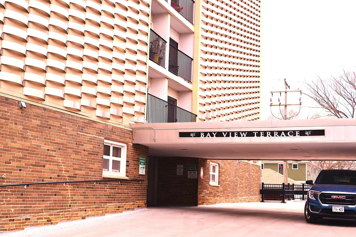 2525 S Shore Dr, Milwaukee, WI 53207 - #1