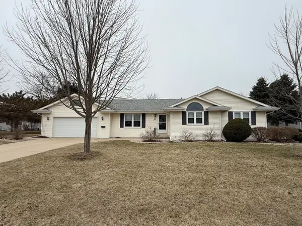 62 E Sedgemeadow St, Elkhorn, WI 53121