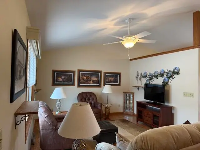 62 E Sedgemeadow St, Elkhorn, WI 53121 - #3