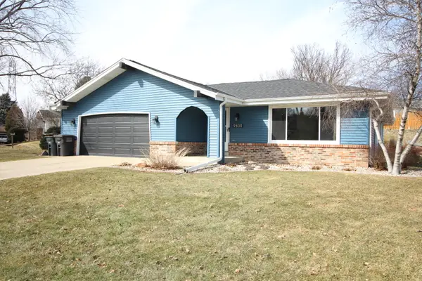 9830 W Plainfield Ave, Greenfield, WI 53228