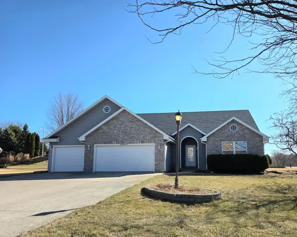 W172N10110 Woodbridge Ln, Germantown, WI 53022
