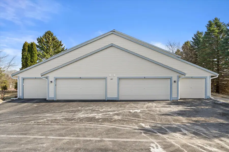 601 Barrington Ct, West Bend, WI 53095 - #3