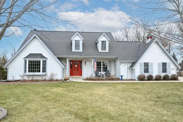 N51W16948 Fair Oak Pkwy, Menomonee Falls, WI 53051