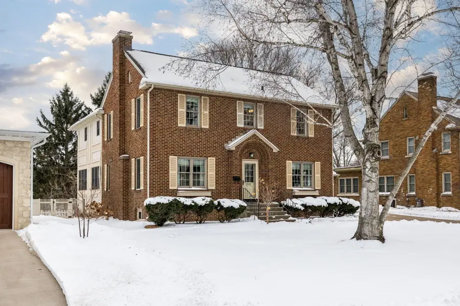 2532 Edgewood Pl, La Crosse, WI 54601 - #2