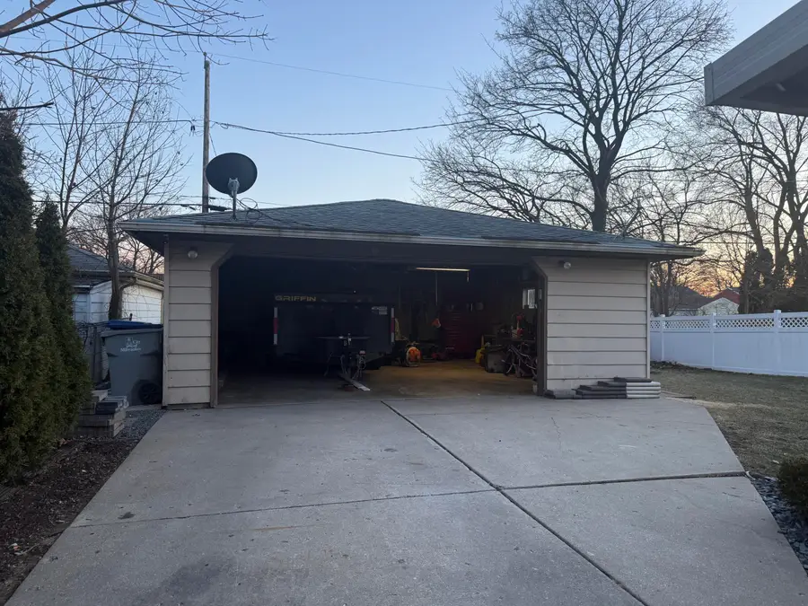 313 W Van Norman Ave, Milwaukee, WI 53207 - #2