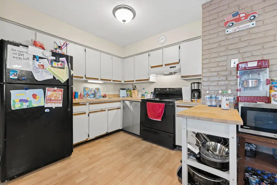 809 Ridgeway Dr, Pewaukee, WI 53072 - #3