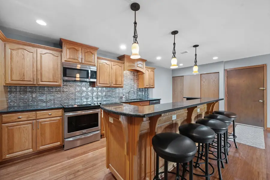 321  E Park Hill Dr, Pewaukee, WI 53072 - #3