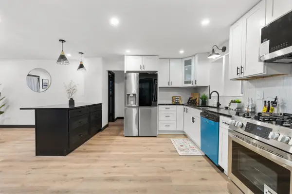 W156N8813 Pilgrim Rd, Menomonee Falls, WI 53051