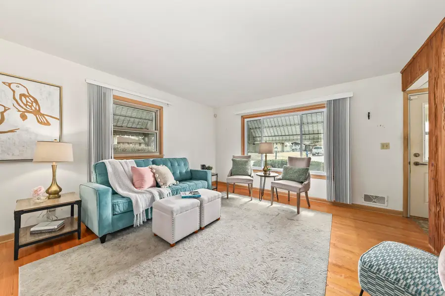 8112 W Daphne St, Milwaukee, WI 53223 - #3