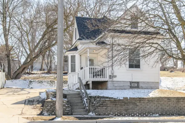 821 E Main St, Waukesha, WI 53186