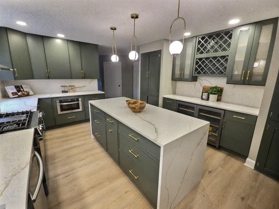 2608 W Hyacinth Ct, Mequon, WI 53092 - #3