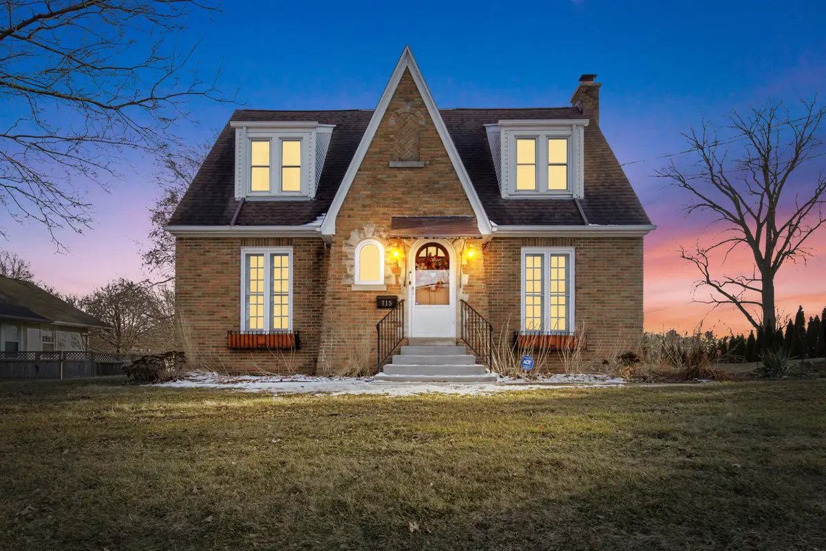 715 E College Ave, Waukesha, WI 53186 - #1