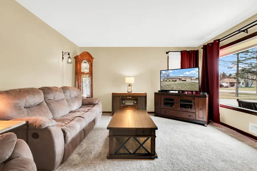 W144N4952 Stone Dr, Menomonee Falls, WI 53051 - #2