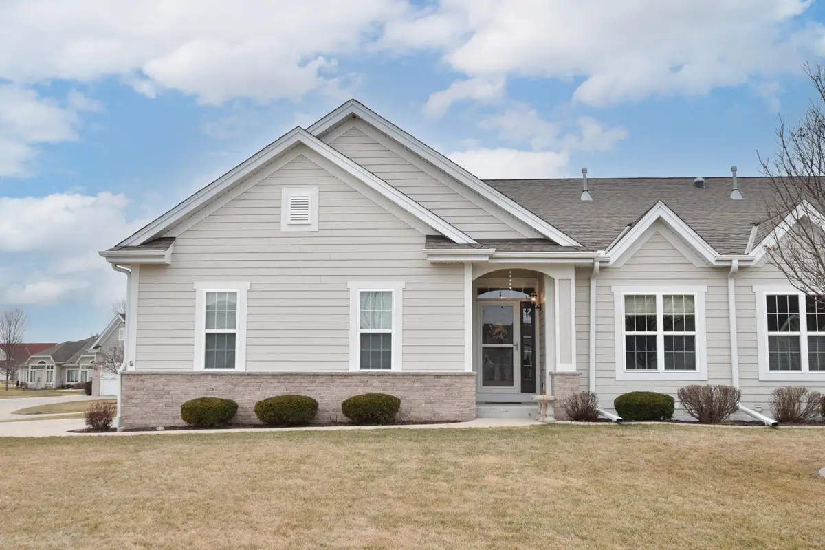 3905 S Five Iron Ct, New Berlin, WI 53151 - #1