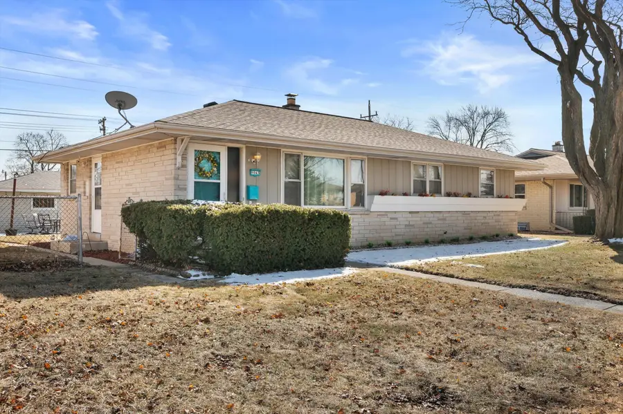 9043 W Grantosa Dr, Milwaukee, WI 53225 - #3