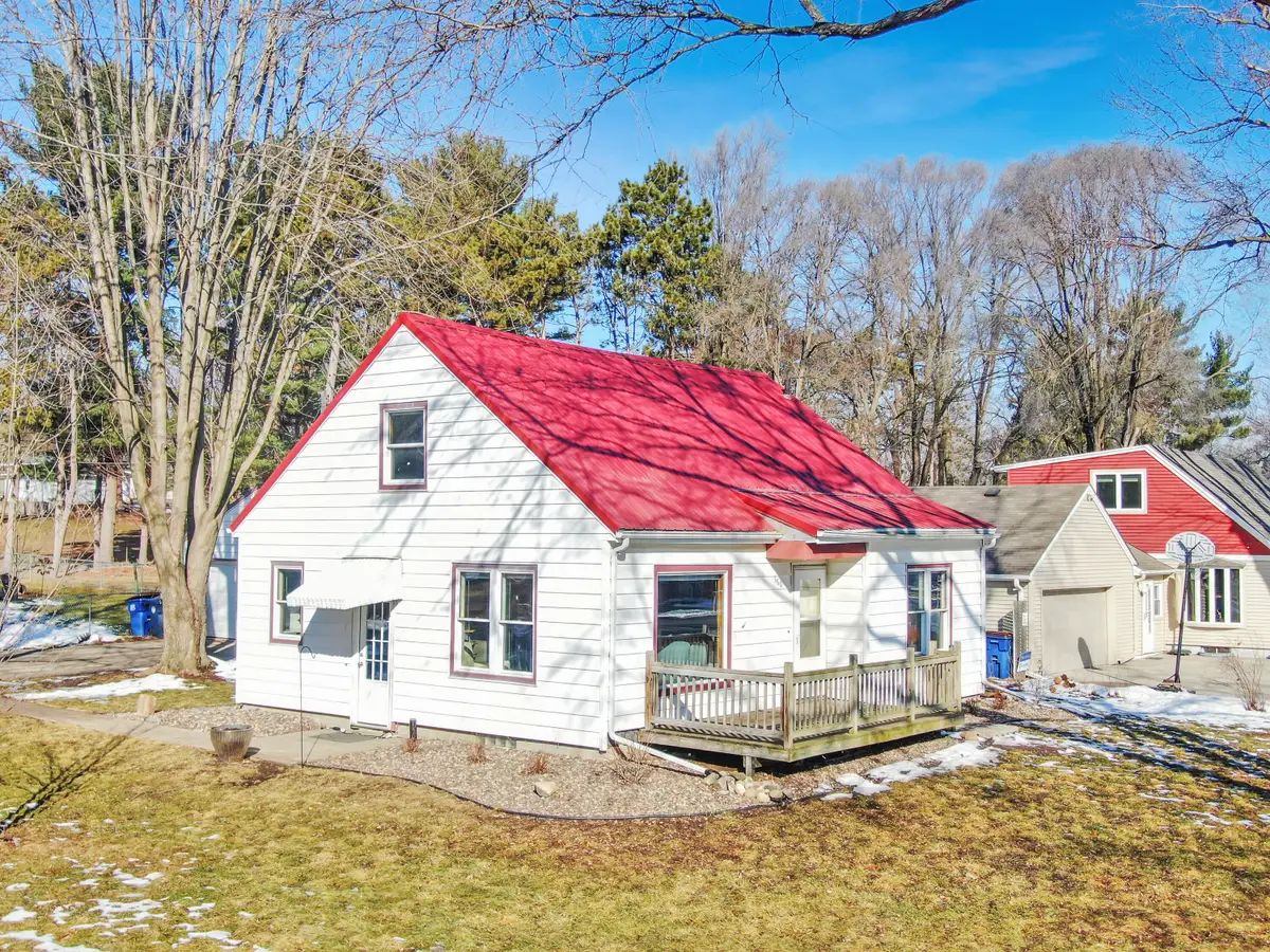 560 Court Rd, Onalaska, WI 54650 - #1